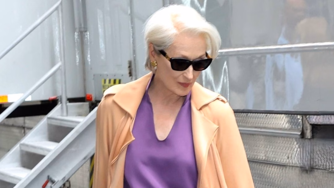 Meryl Streep trong một cảnh quay "The Devil Wears Prada" 2 ở New York. Video: DiaryOfTheStarsNY