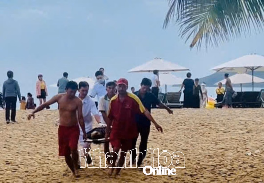 Nha Trang: Cứu hộ kịp thời vụ đuối nước tại vịnh, du khách cần cẩn trọng khi tắm biển Lực lượng chức năng đưa nạn nhân lên xe cấp cứu