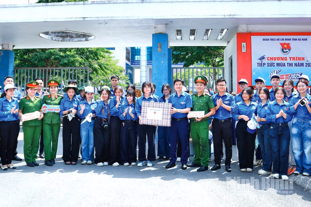 Ninh Bình: Đoàn viên thanh niên tiên phong xây dựng tỉnh nhà Lãnh đạo Tỉnh đoàn tặng quà động viên lực lượng thanh niên tình nguyện. Ảnh: Lê Yến