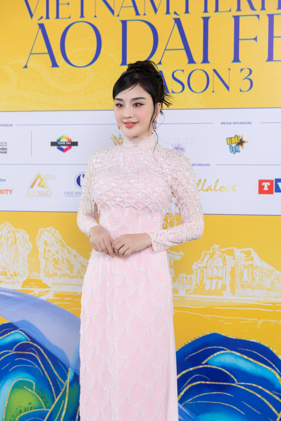 NSND Mỹ Uyên xuất hiện với nhan sắc ở tuổi 50 tại Vietnam Heritage Áo Dài Fest Ca sĩ Lâm Khánh Chi khoe vóc dáng quyến rũ trong thiết kế áo dài được đính kết cầu kỳ. Thời gian qua, giọng ca Sầu thiên thu tập trung vào công việc kinh doanh thay vì ca hát. Cô cũng cho biết giọng của mình chưa thể hoàn toàn trở lại như trước sau phẫu thuật để có giọng nữ tính hơn