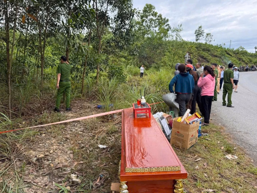 Phát hiện thi thể nam giới nằm cạnh xe máy sau cú ngã trên tỉnh lộ Hiện trường nơi phát hiện thi thể nam giới. Ảnh: CTV