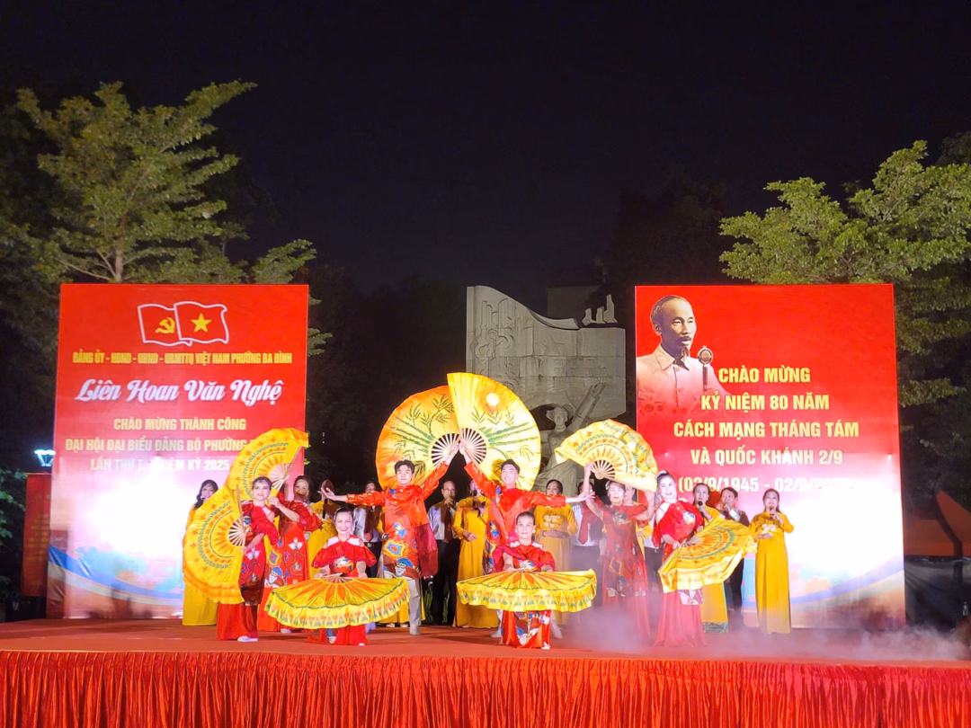 Phường Ba Đình tổ chức liên hoan văn nghệ mừng Đại hội Đảng bộ thành công Tiết mục "Ba Đình trái tim Tổ quốc". Ảnh: MH