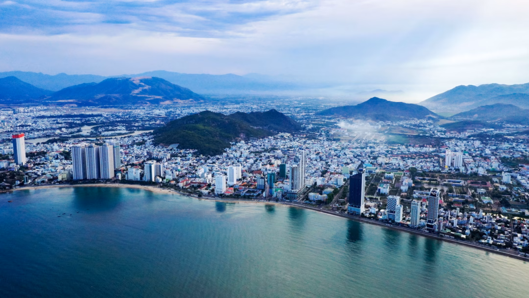 Sáp nhập Ninh Thuận, cơ hội và thách thức cho Khánh Hòa trở thành thành phố trực thuộc Trung ương Khánh Hòa cần đẩy nhanh quá trình chuẩn bị Đề án thành phố trực thuộc Trung ương, xây dựng cơ chế thu hút đầu tư chiến lược, chuẩn bị nguồn nhân lực cho công nghệ cao. Ảnh: Hoàng Hà