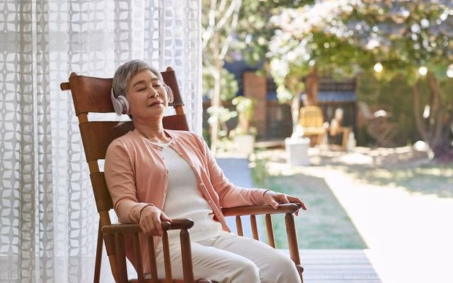 Tự do ở quê hay áp lực ở thành phố: Lựa chọn nào tốt cho tuổi già? Bỏ quê lên phố sống gần con khi nghỉ hưu, 5 năm sau tôi hối hận tột cùng- Ảnh 2.