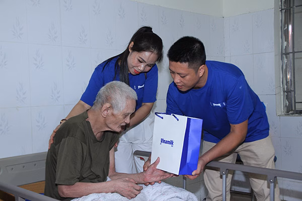 Góp phần chăm sóc sức khỏe thể chất cho những anh hùng của đất nước, Vinamilk dành tặng những món quà dinh dưỡng thiết thực như sữa tươi Vinamilk 100%, sữa hỗ trợ ăn ngủ ngon Sure Prevent Gold… (Ảnh: Thanh Bình).