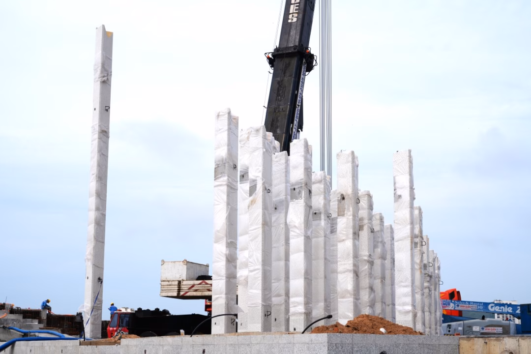 Vũng Tàu sắp khánh thành công viên Thùy Vân và tháp Tam Thắng trước Quốc khánh 2.9 Các trụ tháp Tam Thắng đang được khẩn trương thi công. Ảnh: Thành An