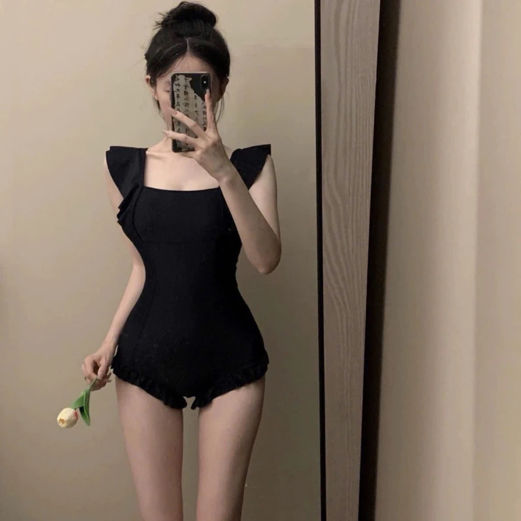 Mặc đồ bơi cánh tiên liền thân thế nào để tôn dáng mà vẫn kín đáo?