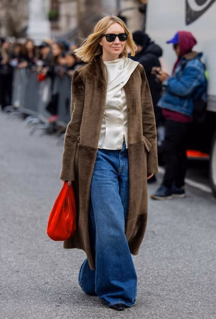 &Aacute;o kho&aacute;c kh&ocirc;ng cổ v&agrave; jeans ống rộng