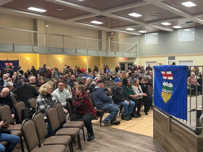 B&ecirc;n trong hội trường tổ chức sự kiện k&yacute; kiến nghị Alberta độc lập khỏi Canada. Ảnh: CBC