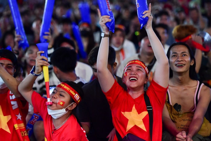 CĐV S&agrave;i G&ograve;n tiếp lửa cổ vũ tuyển Việt Nam trong trận gặp Th&aacute;i Lan tại v&ograve;ng loại SEAgames 32, tối 11/5. Ảnh: Thanh T&ugrave;ng