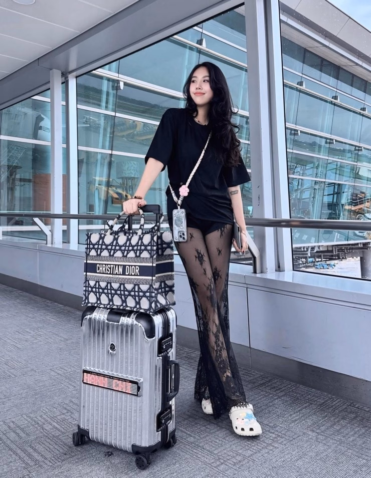 C&ocirc; thể hiện phong c&aacute;ch s&acirc;n bay với quần ren xuy&ecirc;n thấu - mốt hot năm ngo&aacute;i được giới trẻ y&ecirc;u th&iacute;ch, d&eacute;p Crocs v&agrave; t&uacute;i Dior h&agrave;ng ngh&igrave;n USD.