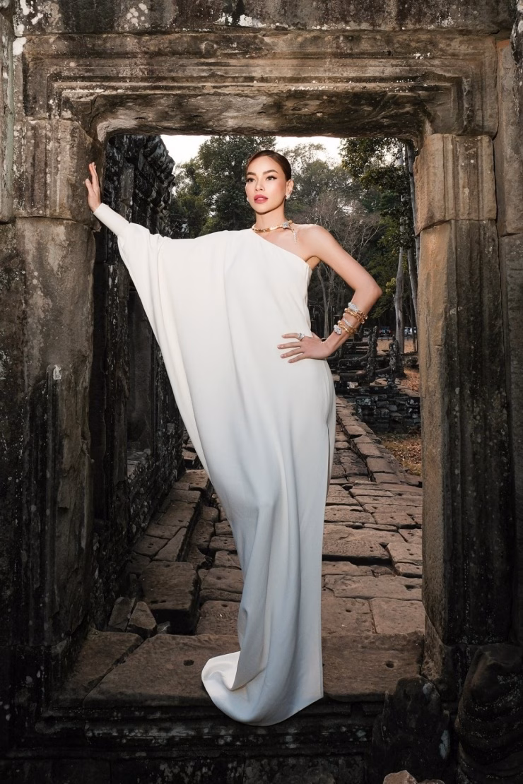 Đầm Schiaparelli Thu‑đông 2024 của Hồ Ngọc Hà Hồ Ngọc Hà trong đầm Schiaparelli thu‑đông 2024, giá 12.900 USD