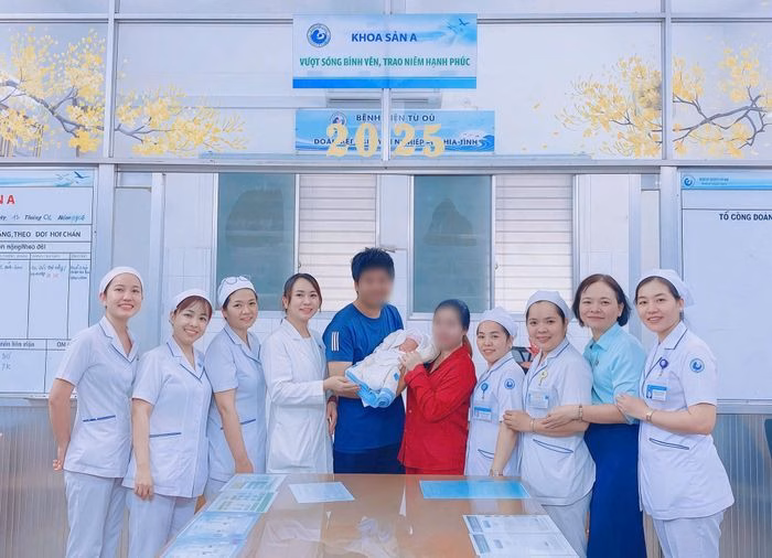 Đội ngũ y b&aacute;c sĩ Bệnh viện Từ Dũ ch&uacute;c mừng b&eacute; g&aacute;i mới sinh