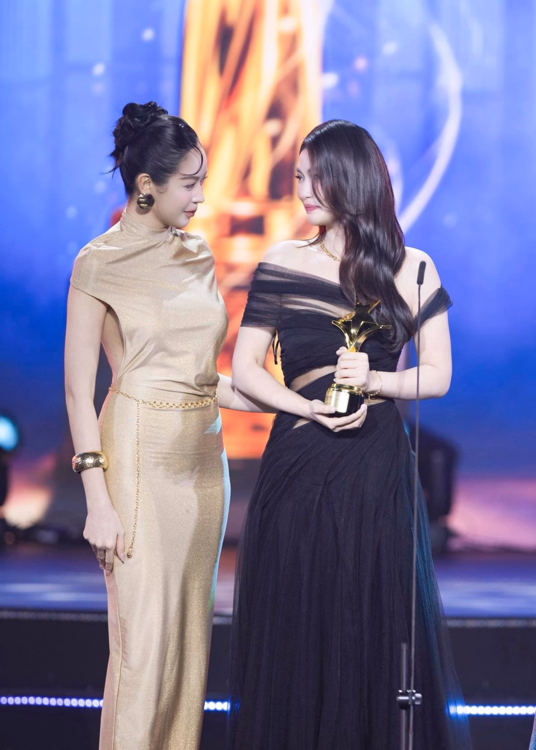 Hoa hậu Thanh Thủy trong đầm dạ hội lưng trần tại lễ Ng&ocirc;i sao Xanh