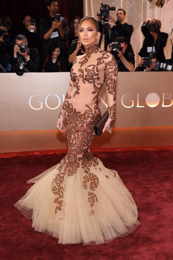 Jennifer Lopez trong v&aacute;y voan xuy&ecirc;n thấu tại Quả cầu v&agrave;ng 2026