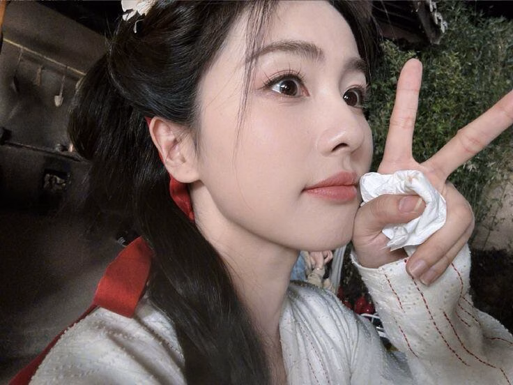 Bạch Lộc đắp mặt nạ ấm để da mịn như spa