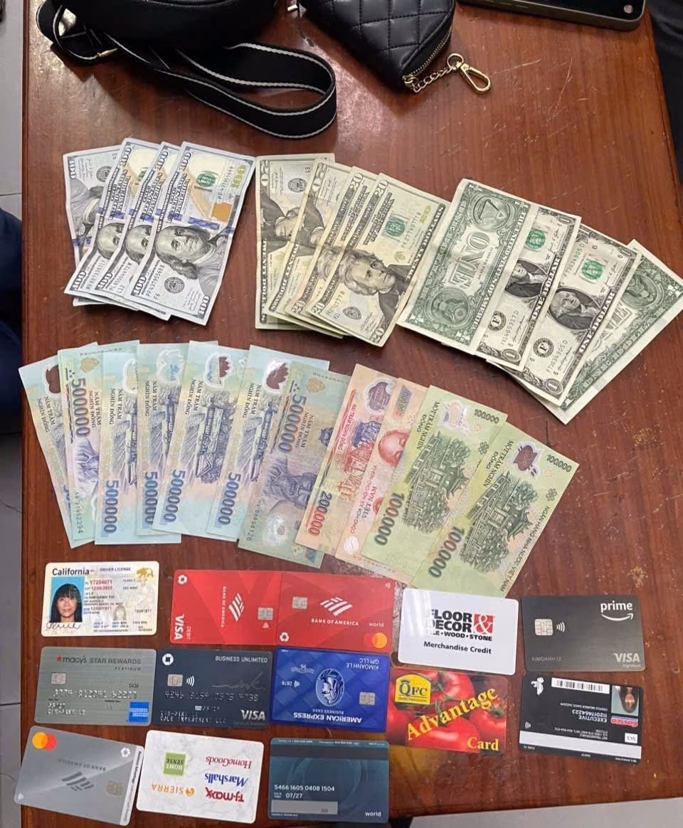 Nh&acirc;n vi&ecirc;n t&agrave;u SE3 trả lại t&agrave;i sản cho h&agrave;nh kh&aacute;ch