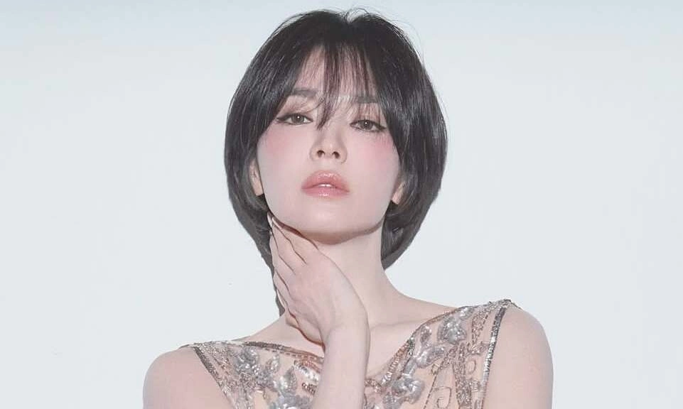 Song Hye Kyo tỏa sáng Vogue Hong Kong 2025 với makeup táo bạo và tóc ngắn