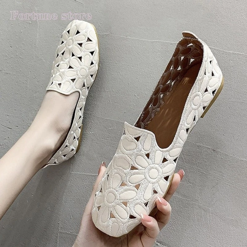 Tại Sao Giày Đế Bằng Cho Nữ Dễ Khiêu Hè Lại Được Ưa Chuộng Dù Có Thể Làm Bạn Đau Chân?