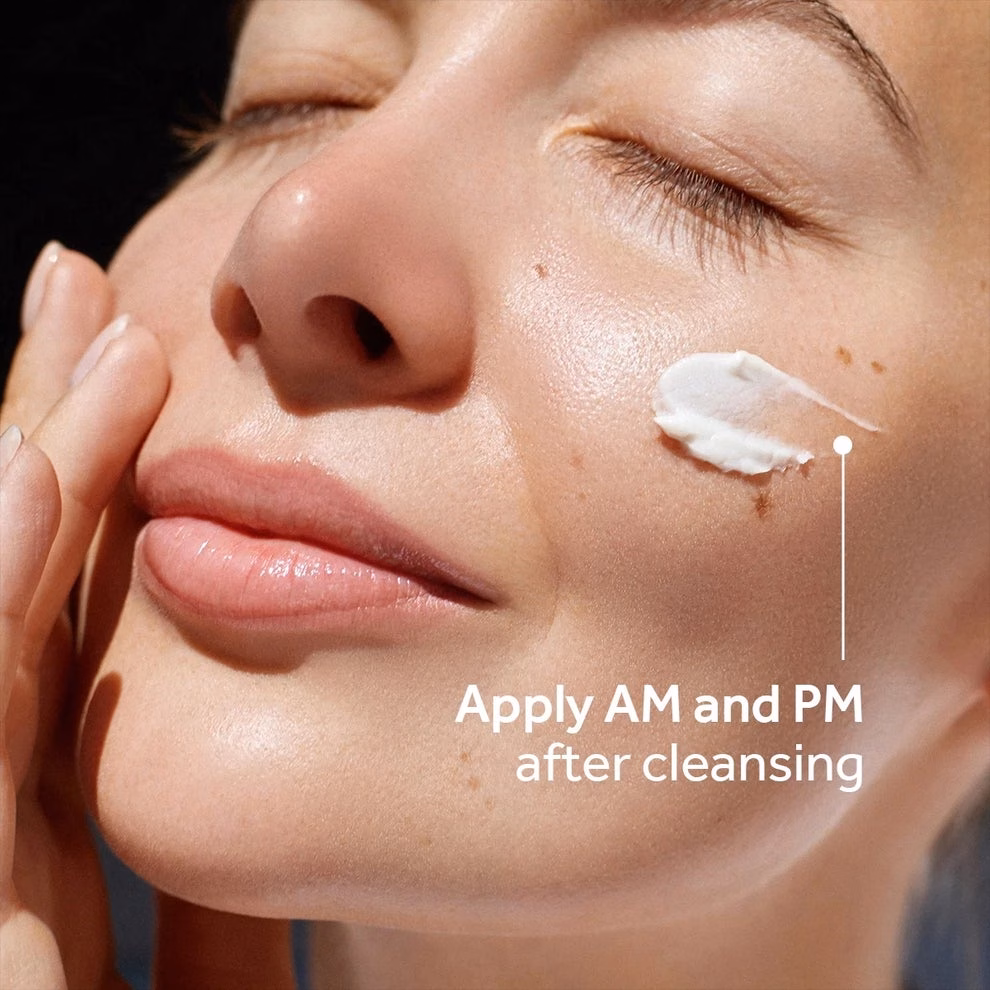 3 sản phẩm skincare ‘hot’ giúp điều trị mụn, dưỡng da mịn màng A model applying cream to her cheek with text: "Apply AM and PM after cleansing." Skin care routine suggestion