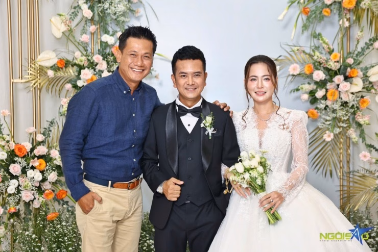 Diễn viên Võ Thành Tâm chúc mừng ngày vui của Hùng Thuận.