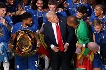 Khoảnh khắc 'chiếm sóng' gây tranh cãi của ông Donald Trump