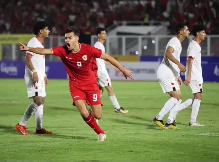 U-23 Đông Nam Á: Indonesia “thắng đậm” Brunei, Malaysia vượt qua Philippines? Tiền đạo Jens Raven rất nhạy săn bàn, đội hình mạnh nhất của Indonesia gặp Brunei thì chẳng khác nào "dao mổ trâu mang giết gà". Ảnh: Bola