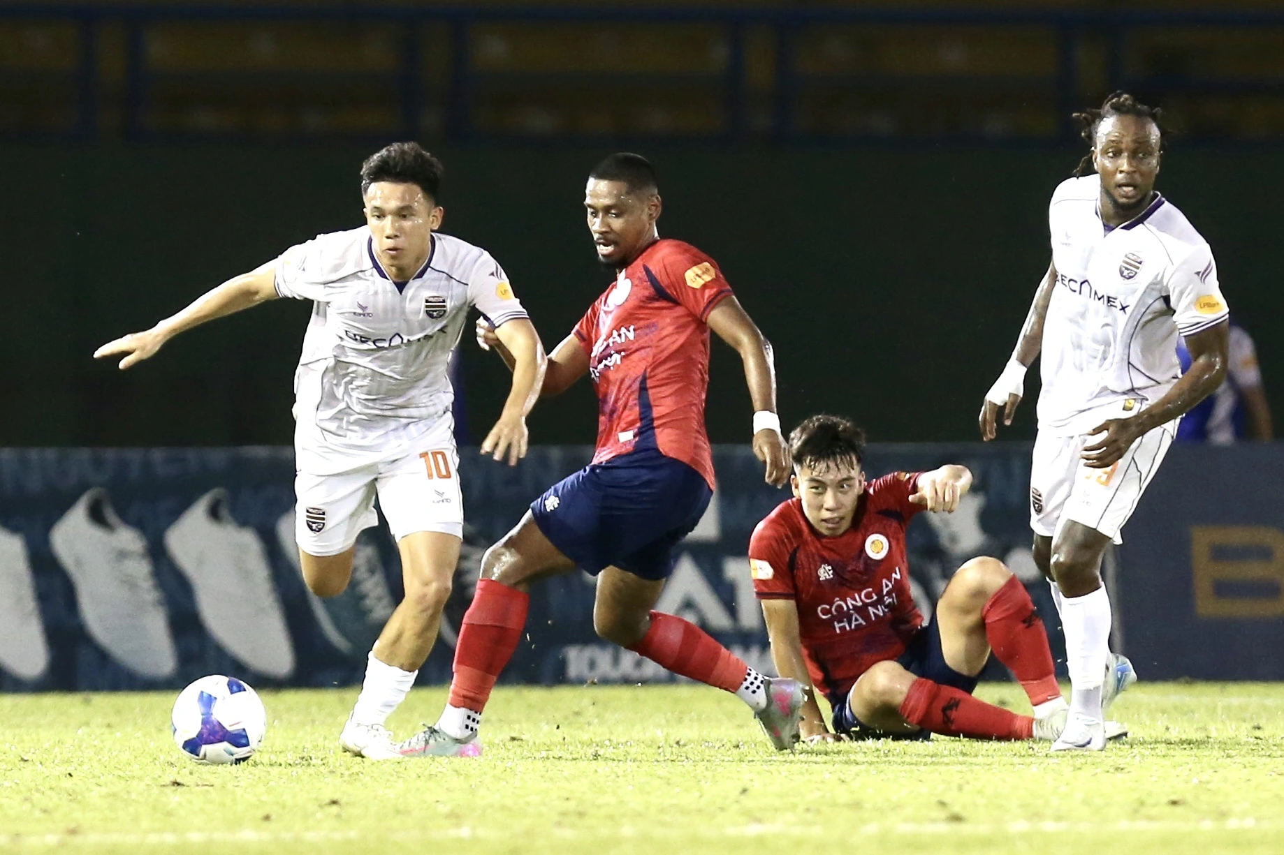 V-League 2025-2026: Sự xuất hiện của hai đội bóng TP.HCM và suất xuống hạng trực tiếp CLB Becamex Bình Dương (áo trắng) đổi tên thành Becamex TP.HCM