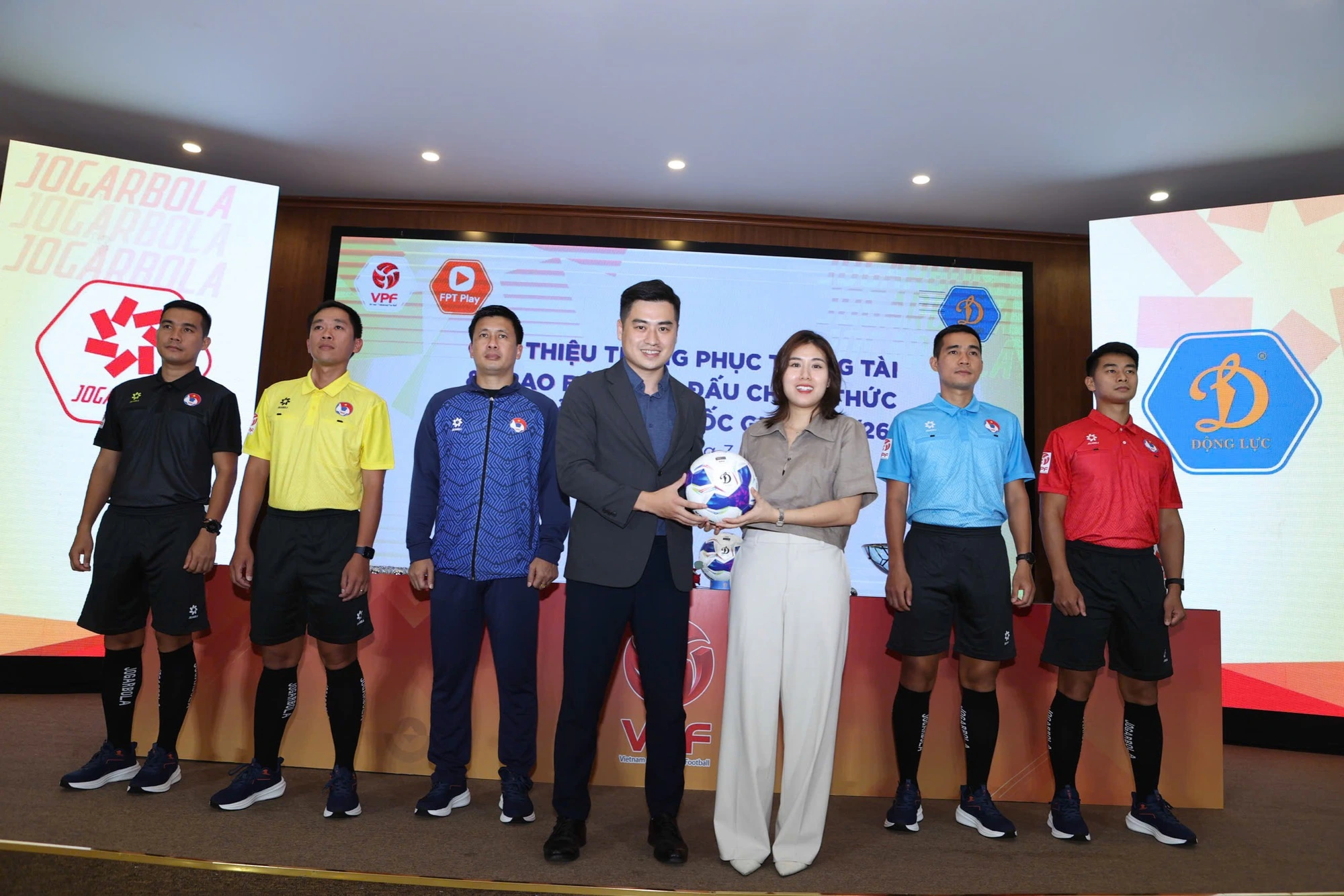 V-League 2025-2026: Sự xuất hiện của hai đội bóng TP.HCM và suất xuống hạng trực tiếp Động Lực tiếp tục là nhà tài trợ bóng thi đấu và trang phục trọng tài làm nhiệm vụ tại mùa giải