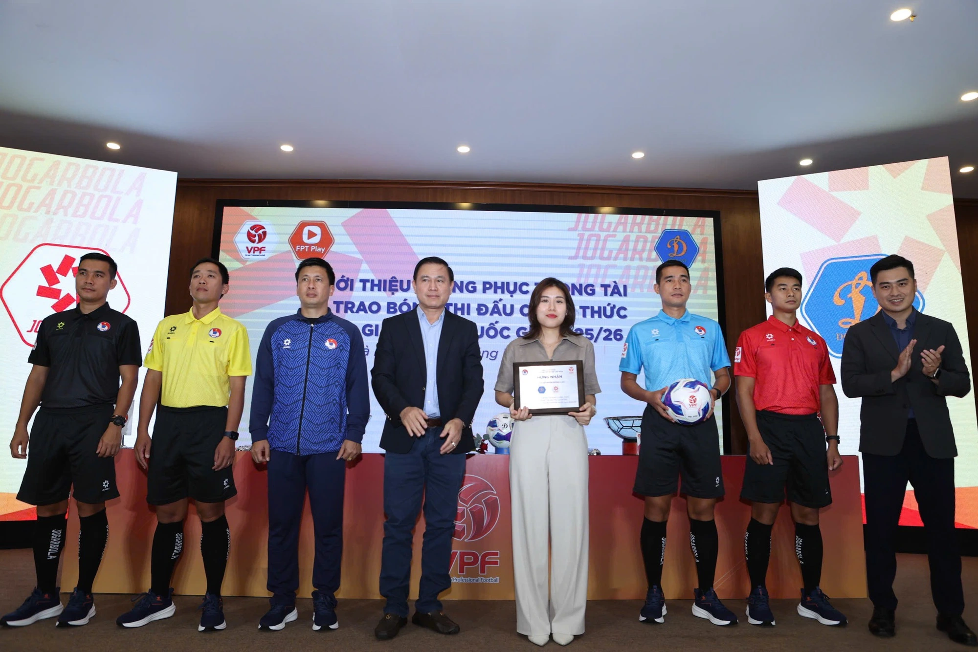 V-League 2025-2026: Sự xuất hiện của hai đội bóng TP.HCM và suất xuống hạng trực tiếp Lãnh đạo VPF và nhà tài trợ trang phục, bóng cùng các trọng tài V-League