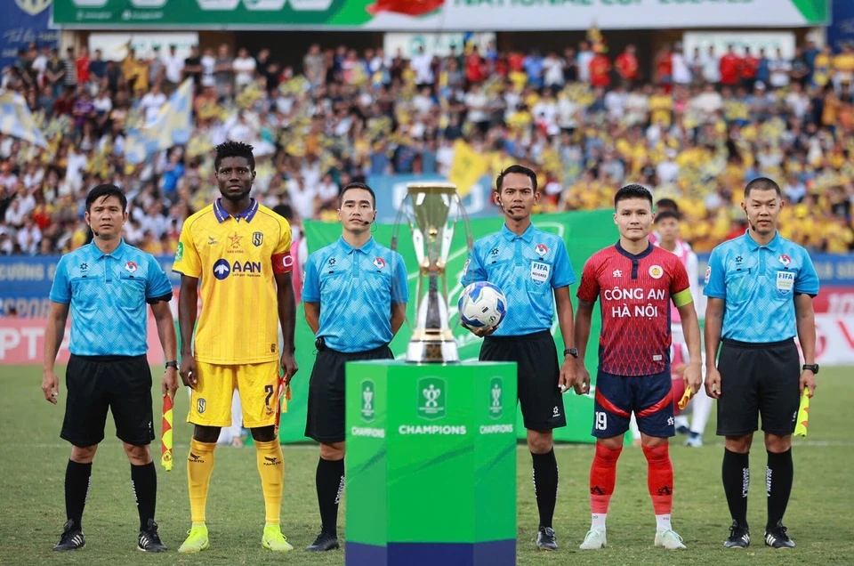 Một số trọng tài V.League còn phụ thuộc và VAR. Ảnh: VPF.