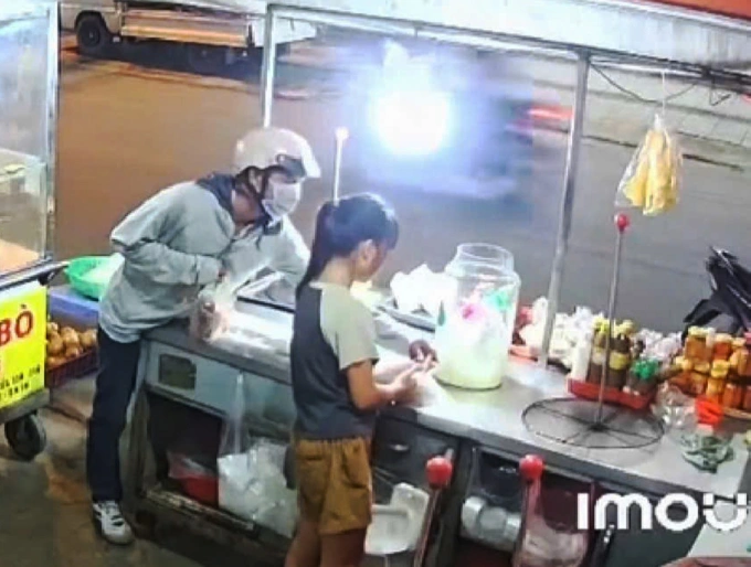 Bắt kẻ cướp tài sản của bé gái 11 tuổi bán hàng tại tiệm tạp hóa Camera ghi cảnh Nguyễn Thanh Hải cướp tiền bé gái. Ảnh: Cắt từ video