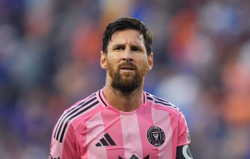 Hậu vệ chủ nhà đã phong tỏa hoàn toàn Messi (Ảnh: MLS).