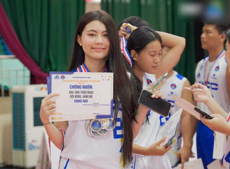 Con gái MC Quyền Linh bị “dao băm” mặt, visual hiện tại ra sao? Nhiều người nhanh chóng nhận ra vấn đề, do người quay clip đã sử dụng công cụ làm nét ảnh, khiến visual Hạt Dẻ bị ảnh hưởng theo.