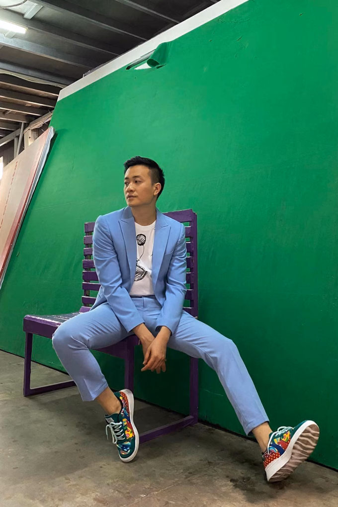 Lương Mạnh Hải thu hút nhiều tương tác khi đăng ảnh hậu trường một chương trình. Anh lên đồ thời trang với điểm nhấn là đôi giày nhiều màu sắc.