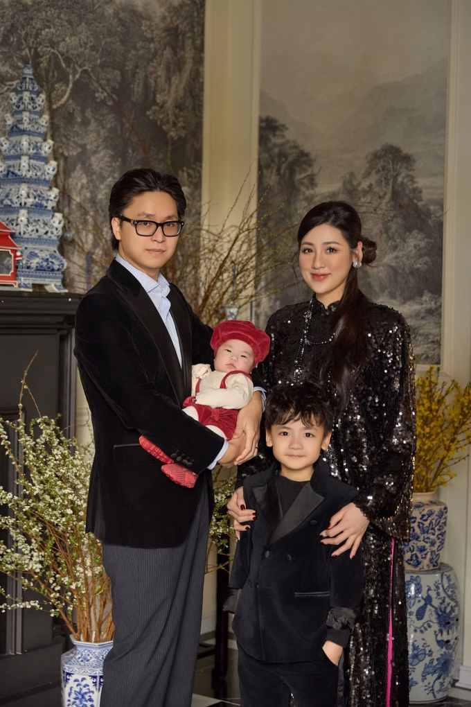 Vợ chồng á hậu Tú Anh kỷ niệm 7 năm cưới. Mẹ của cô cho biết gia đình hai bên vui mừng vì các con có hạnh phúc viên mãn và có thêm hai em bé dễ thương là món quà vô giá dành cho cả nhà.