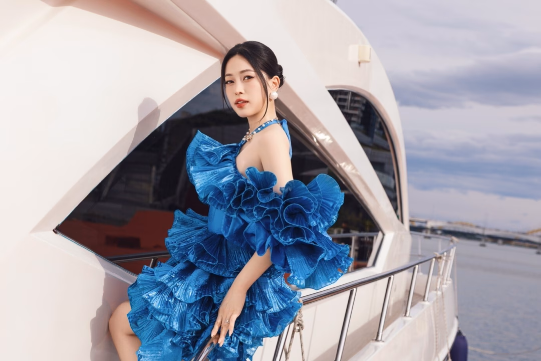 Dàn sao Việt rộn ràng trong đêm hội Nơi pháo hoa rực rỡ ở Đà Nẵng Thanh Lam và chồng bác sĩ sánh đôi dự show thời trang bên bờ sông Hàn - 4