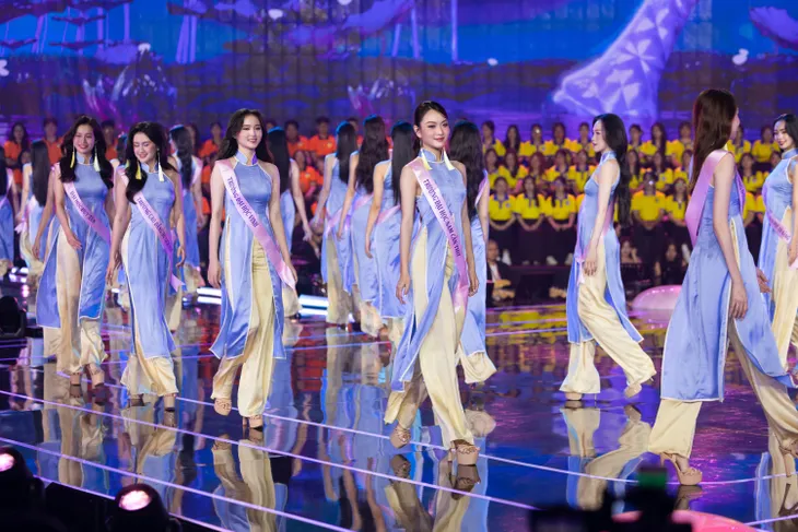 Tiết mục đồng diễn của top 40 thí sinh trong bán kết Hoa khôi Sinh viên Việt Nam 2024.