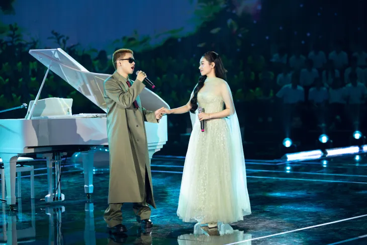 Ca khúc "Tôi là ai trong em" được làm mới qua phần song ca của Hoàng Tôn và Như Quỳnh (Đại học Ngoại ngữ Tin học TP Hồ Chí Minh).