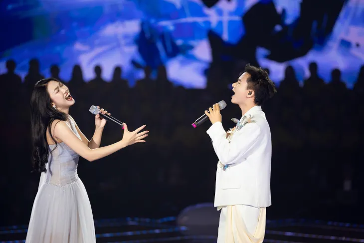 Huỳnh Thắm và Bùi Công Nam trình diễn "Tôi phi thường"
