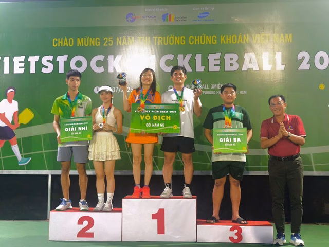 Gần 100 vận động viên tài chính đọ sức tại giải Pickleball Vietstock 2025 Ông Dương Văn Quân - Giám đốc chi nhánh TPHCM - Trung tâm Lưu ký và Bù trừ Chứng khoán Việt Nam (VSDC) trao cúp và huy chương cho các cặp đôi trong nội dung Đôi Nam Nữ