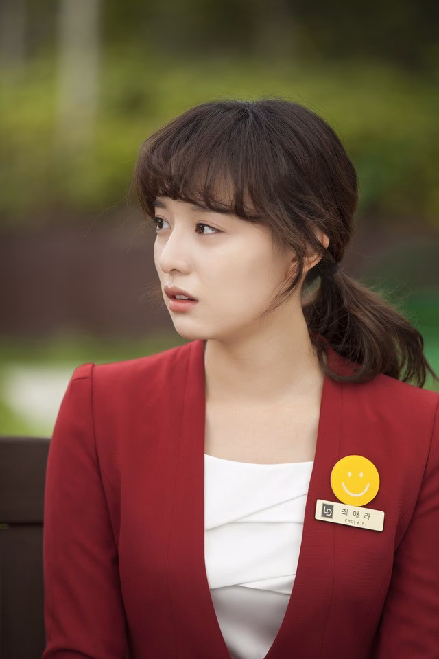 Khi Kim Ji Won đóng 'Thanh xuân vật vã' năm 2017, khán giả khen ngợi cô đôi mắt to tròn đầy cảm xúc, làn da trắng không tì vết, chiếc mũi thanh tú và bờ môi chúm chím.