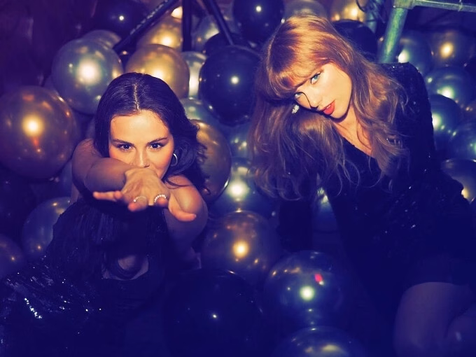 Taylor Swift và Selena Gomez cùng dự Grammy 2016. Video: Grammys