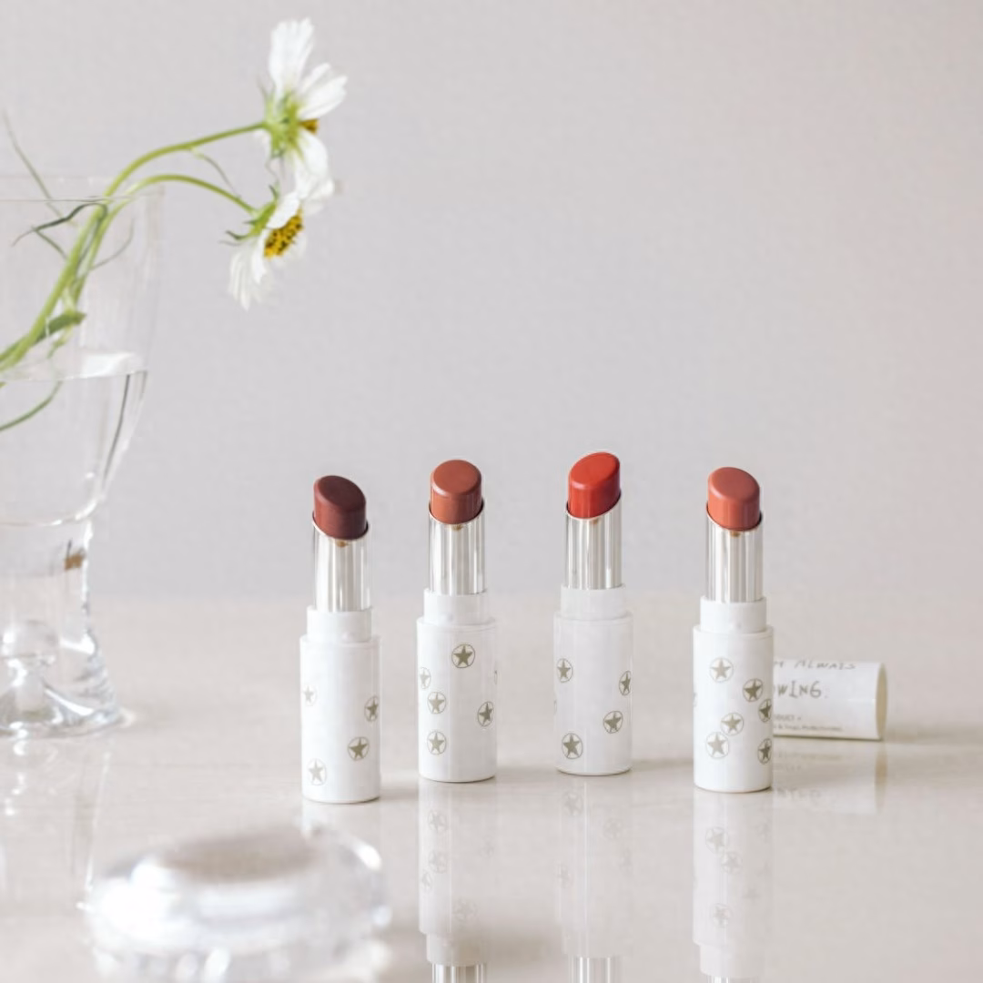 Tạm biệt mua sắm vô thức: Sắp xếp lại ‘hộp cứu cánh tâm trạng’ như thế nào? Ngày 4 - Nhật ký dọn dẹp: Tôi vứt 5 thỏi son không dùng đến và tạm biệt tâm lý "mua là thấy thoải mái"- Ảnh 2.