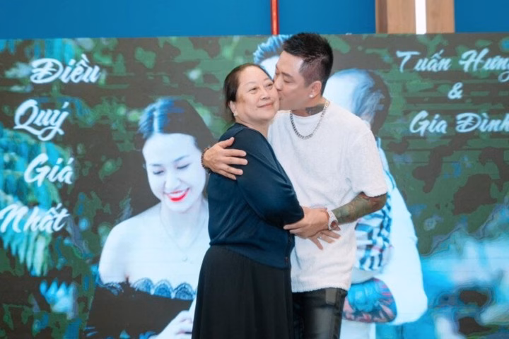 Mẹ Tuấn Hưng hỗ trợ, đồng hành cùng con vượt qua nhiều biến cố.