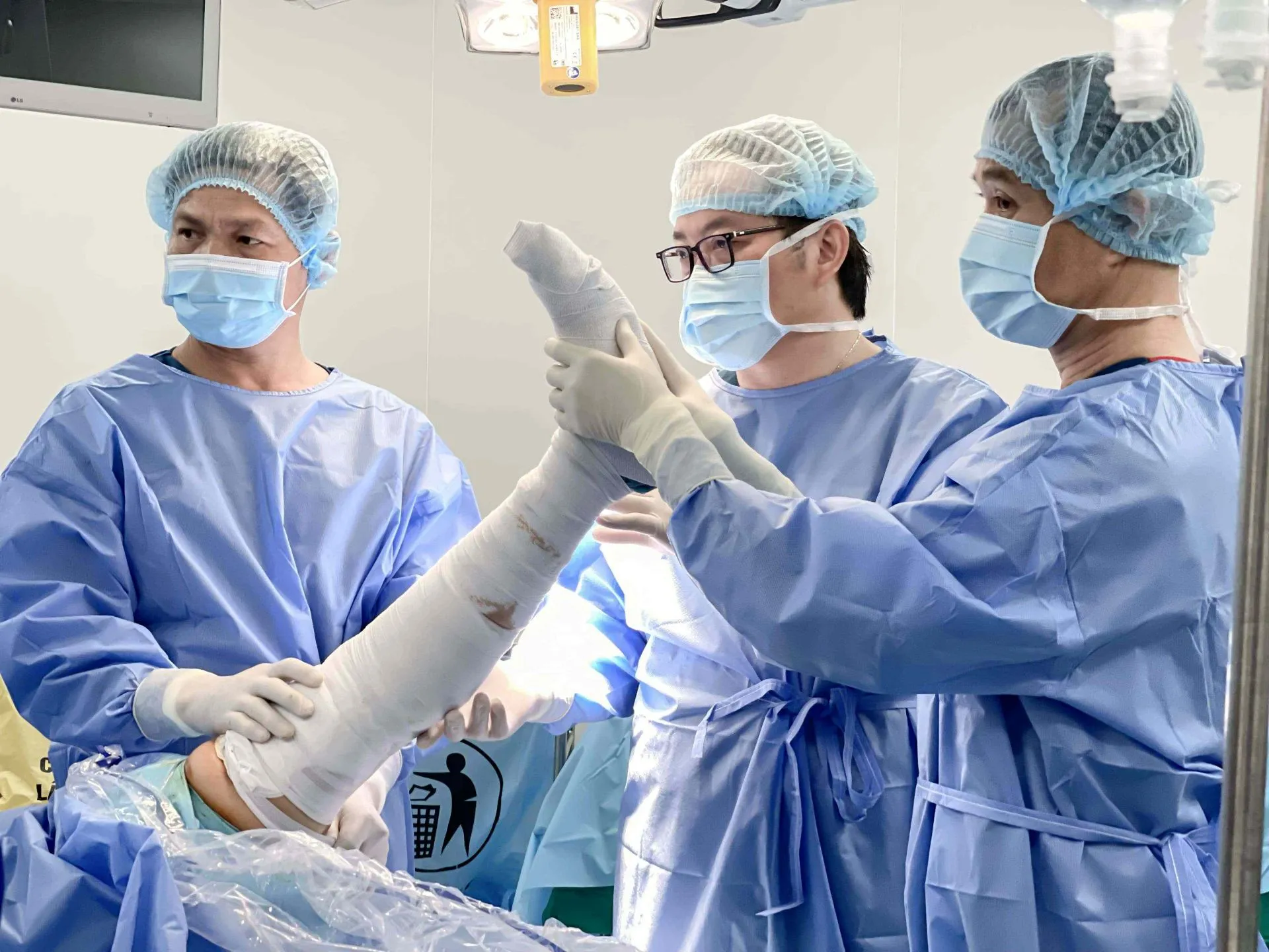 Ca phẫu thuật nội soi khớp gối do GS.TS.BS Trần Trung Dũng trực tiếp thực hiện tại Vinmec Cần Thơ – đánh dấu bước tiến đưa y học thể thao tiêu chuẩn quốc tế đến gần hơn với người dân miền Tây