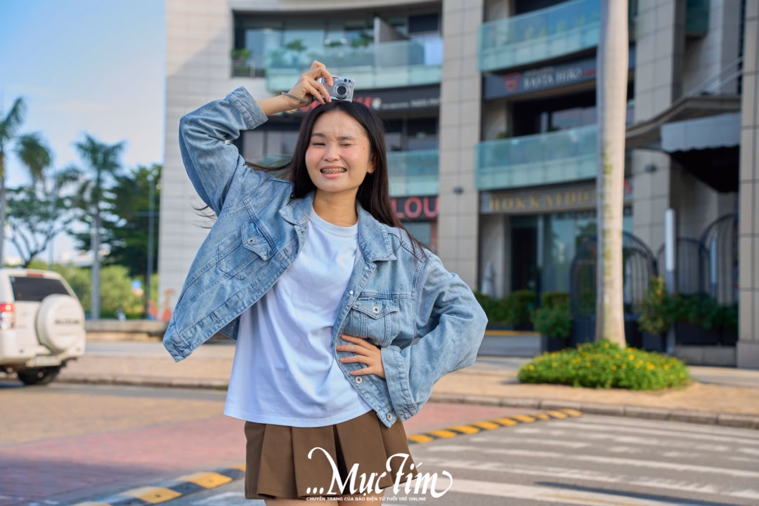 7 Cách phối đồ năng động với croptop và jeans cho bạn trẻ cuối hè Để áo khoác jeans bền đẹp theo thời gian, nên lộn trái trước khi giặt nhằm hạn chế phai màu và giữ dáng áo - Ảnh: VŨ