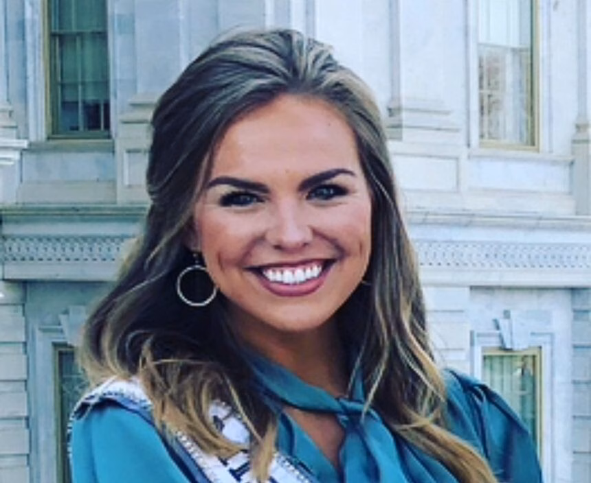 Cô dâu hạnh phúc bên bờ biển Pháp trong đám cưới lãng mạn