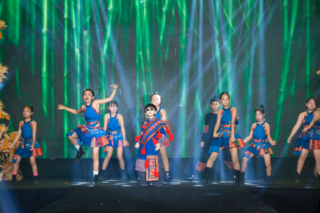 Đêm thời trang tôn vinh vẻ đẹp văn hóa Tây Bắc tại Hà Nội Ngoài thời trang, chương trình còn có nhiều tiết mục âm nhạc hấp dẫn.