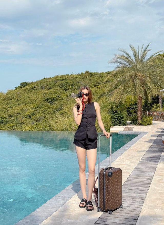 Kỳ Duyên, Ý Nhi và hotgirl bóng chuyền diện bikini gây sốt cộng đồng mạng Nhờ kiên trì luyện tập, chế độ chăm sóc da chuyên sâu và tình yêu bản thân đúng nghĩa, Kỳ Duyên thời gian gần đây đã “lột xác” ngoạn mục cả về sắc vóc lẫn phong cách thời trang.